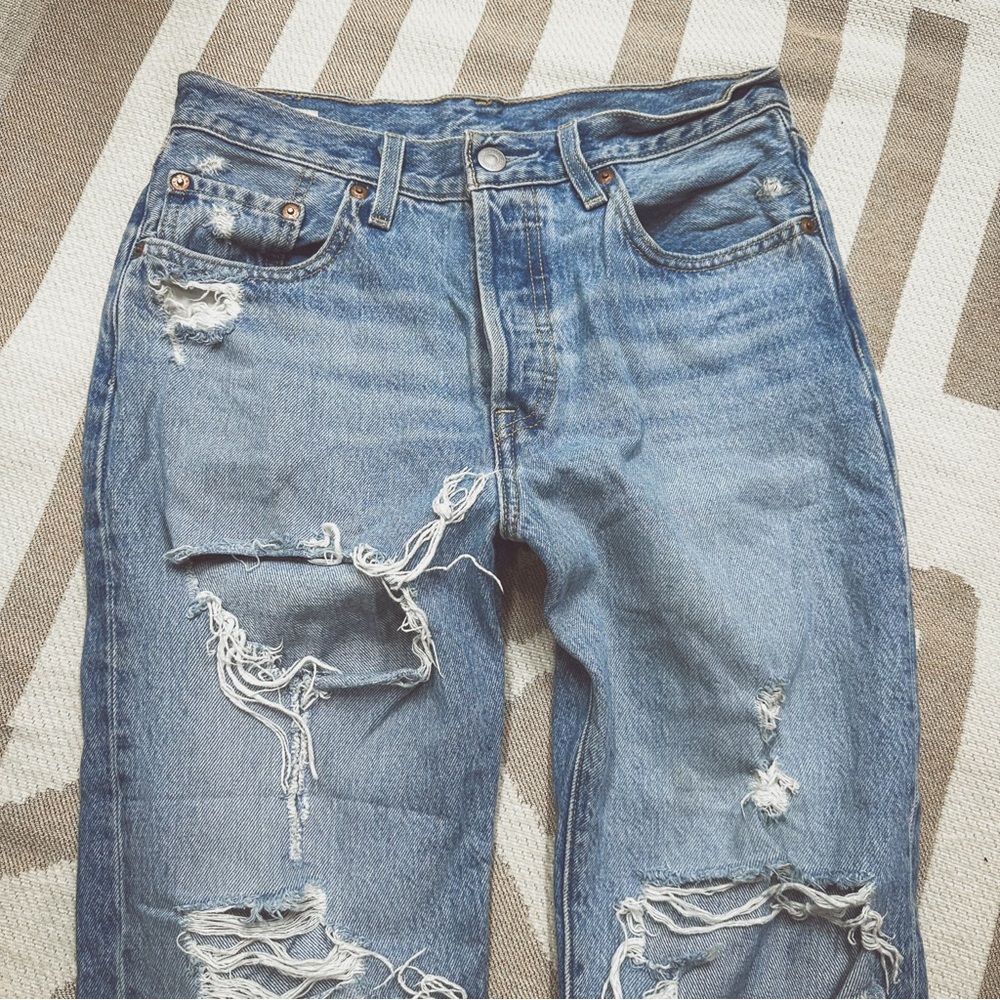 Levi’s 501 premium Jean heavily distressed light wash 27 x 30